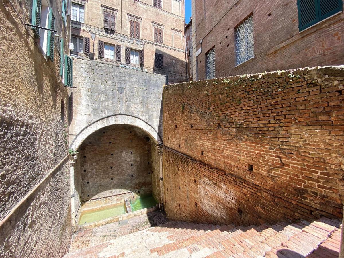 La Fonte-With Balcony Close By Piazza Del Campo Siena Exteriör bild