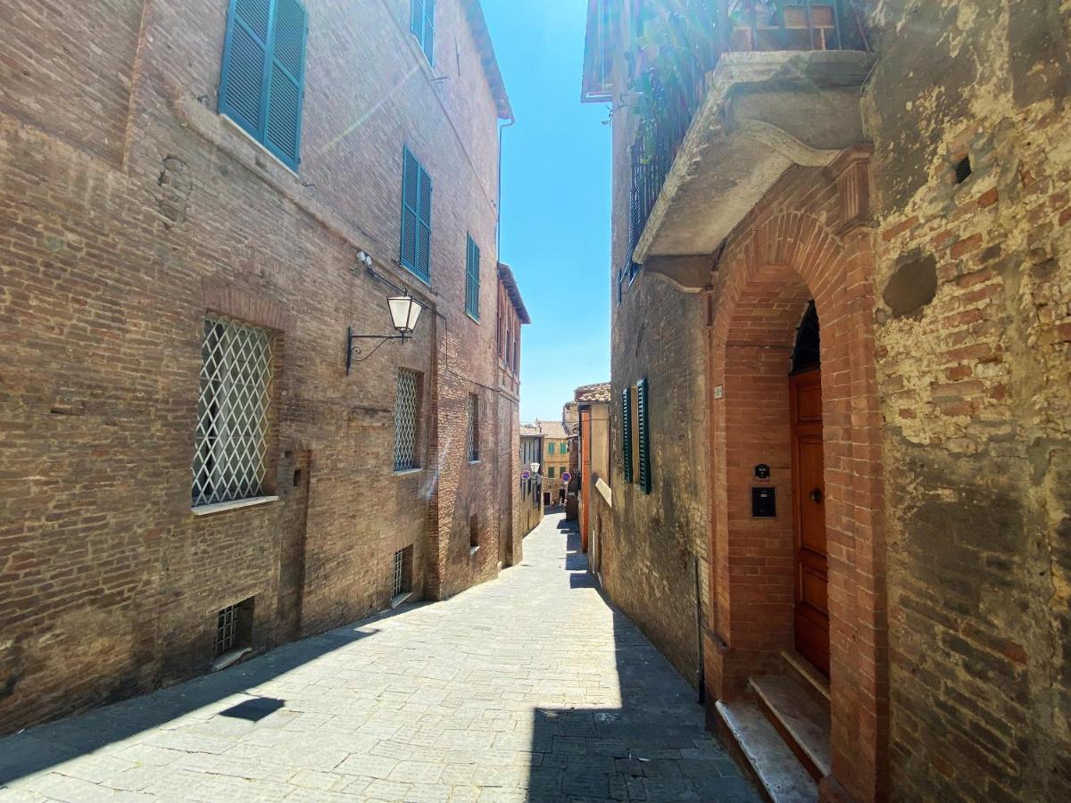 La Fonte-With Balcony Close By Piazza Del Campo Siena Exteriör bild