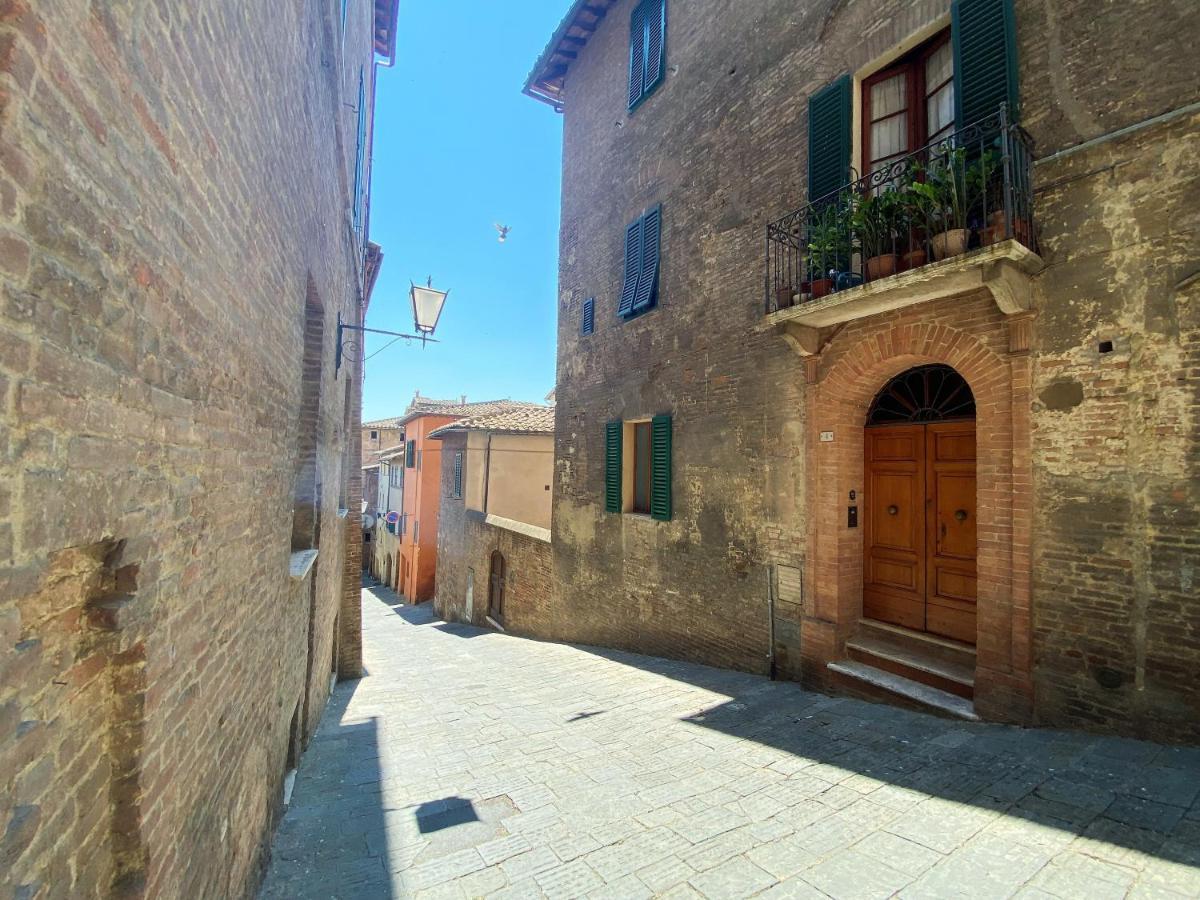 La Fonte-With Balcony Close By Piazza Del Campo Siena Exteriör bild