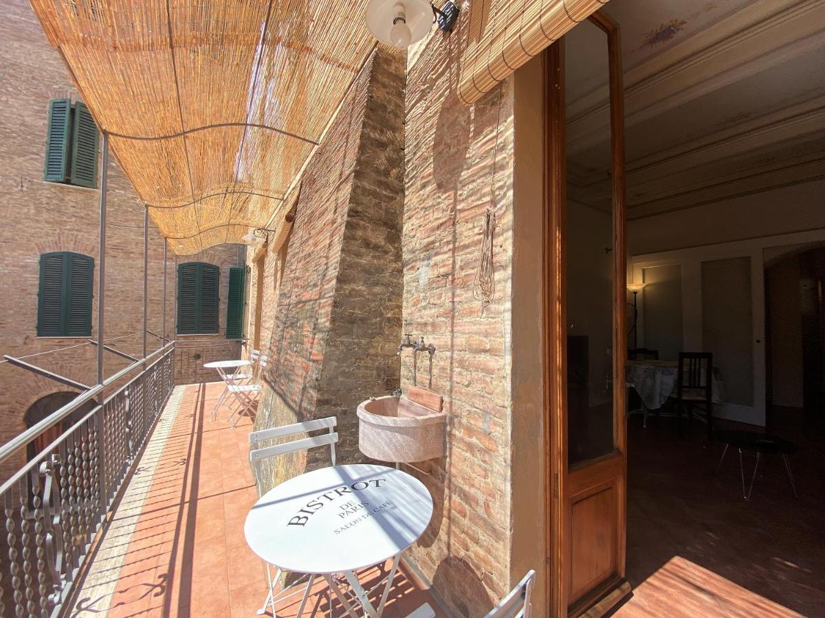 La Fonte-With Balcony Close By Piazza Del Campo Siena Exteriör bild
