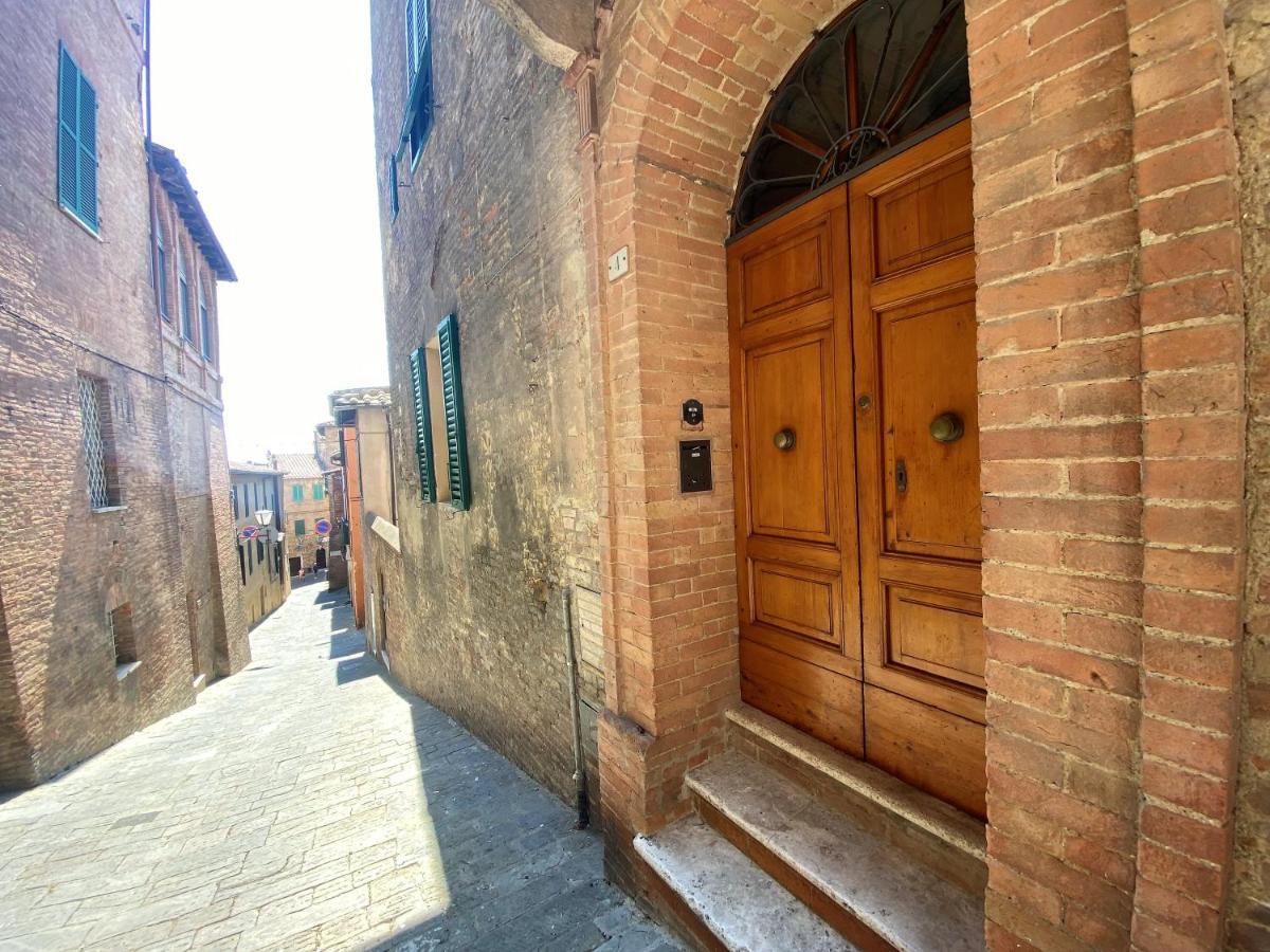 La Fonte-With Balcony Close By Piazza Del Campo Siena Exteriör bild